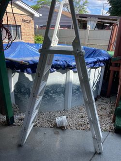Pool ladder