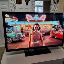 32" Insignia TV - Like New!