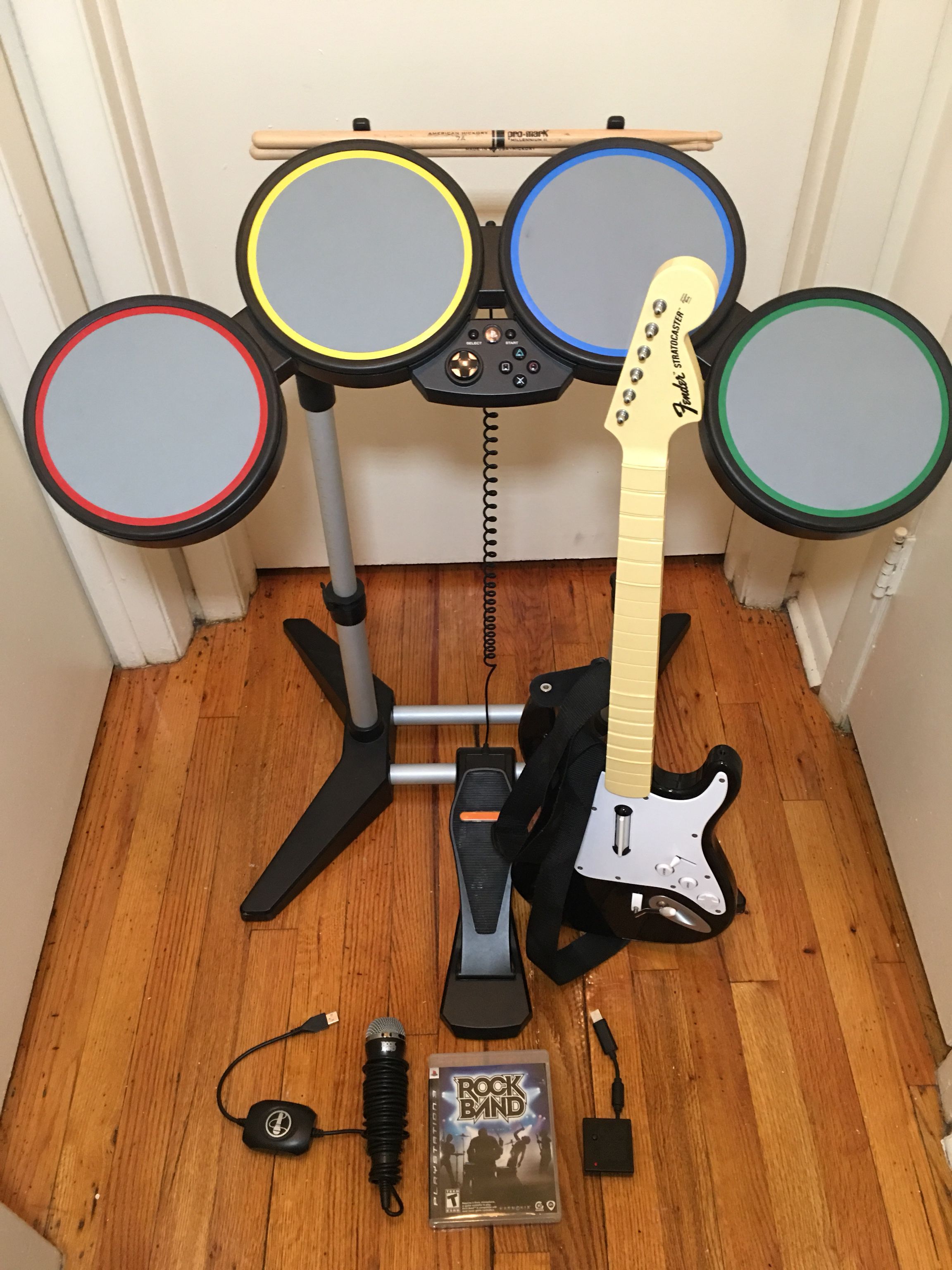 cruise tank diepte Rock Band PS3 Complete Set - Guitar Drums Dongle Mic Game for Sale in Old  Bridge, NJ - OfferUp