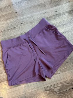 Lululemon drawstring women’s shorts! (Size 10)