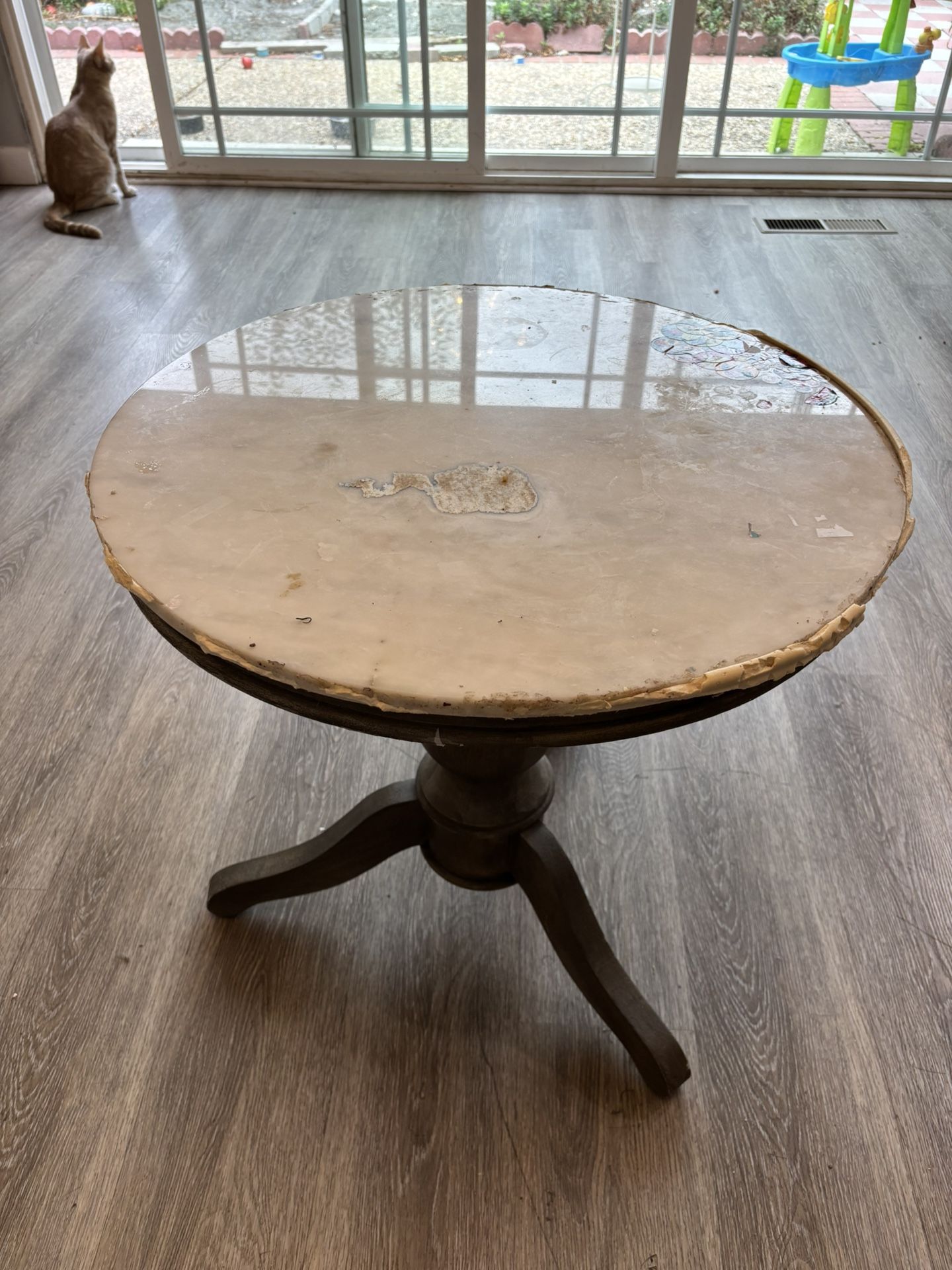 Round marble table
