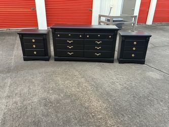 Black Dresser  with 2 maching  night stands in excellent condition