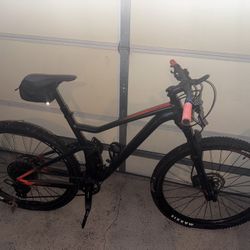 The SCOTT Spark 920 boasts a super-light HMF Carbon Fiber mainframe with an Alloy swingarm