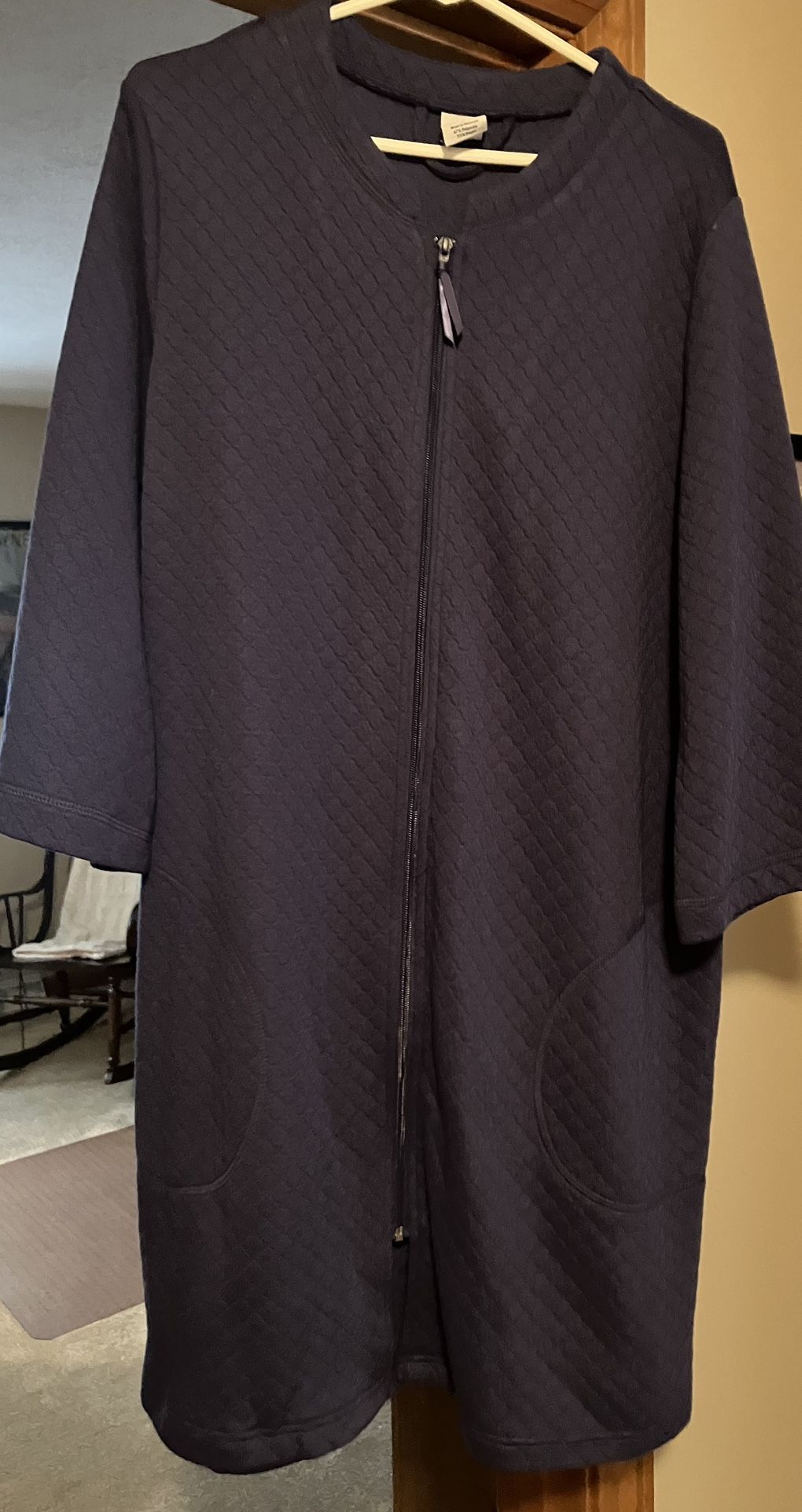 Womens Robe Size Large NWT