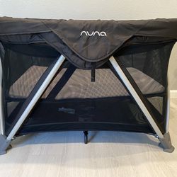 Nuna Sena Aire With Changing Table And Sheets 
