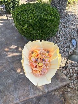 Giraffe themed bouquet!🦒🎟️