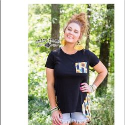 Crazy Train Melody Meadow Backdrop Tunic Size Small

New With Tags!


**Bundle and save with combined shipping**


