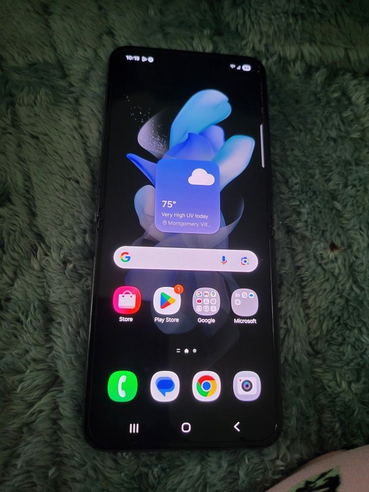 I Have Galaxy Z Flip4 For Sale I 2 Spot Ad Went U Using The Fone U Close It The Fone Go Off