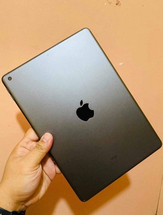 iPad 7th Generation, Excellent Condition. Like New