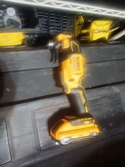 Dewalt  Multitool .& Batery 3.AH Plus https://offerup.com/redirect/?o=QmxhZGUubm8= Charger 