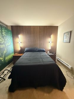 Queen Bed / Frame