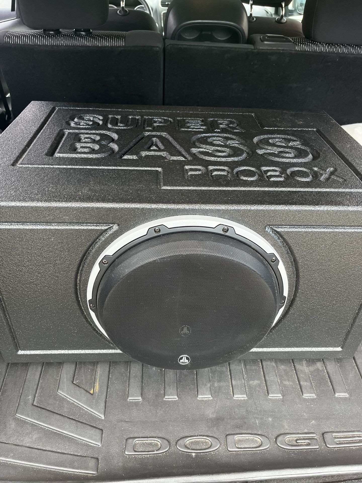 Like New Jl Audio 12w6v2d4 In Ported Pro Box 