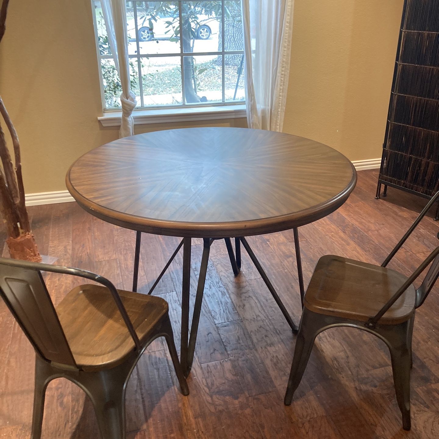 Round Dinning Table & 2 Chairs 