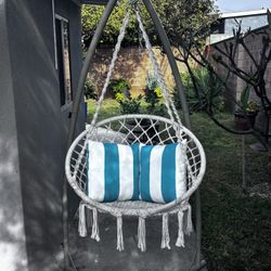 Outdoor hanging chair. Good condition. Silla Colgante Para Exteriores. Buenas Condiciones 