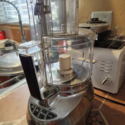 CUSINART procesador de alimentos, es bastante caro en la tienda.