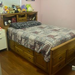 Queen Oakwood Bed + Vanity Set