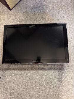 Samsung 36” TV with wall mount and HDMI cable