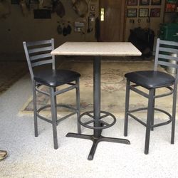 Outdoor Granite Table And Bar Stools.  No Tears.  Sun Reflection.  That’s How Clean This Set Is.   Way Under Priced!