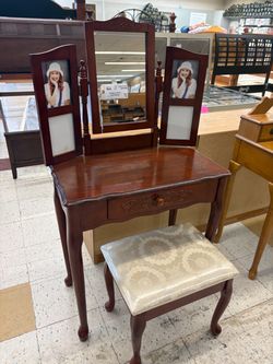 Vanity w/Stool & Picture Frames