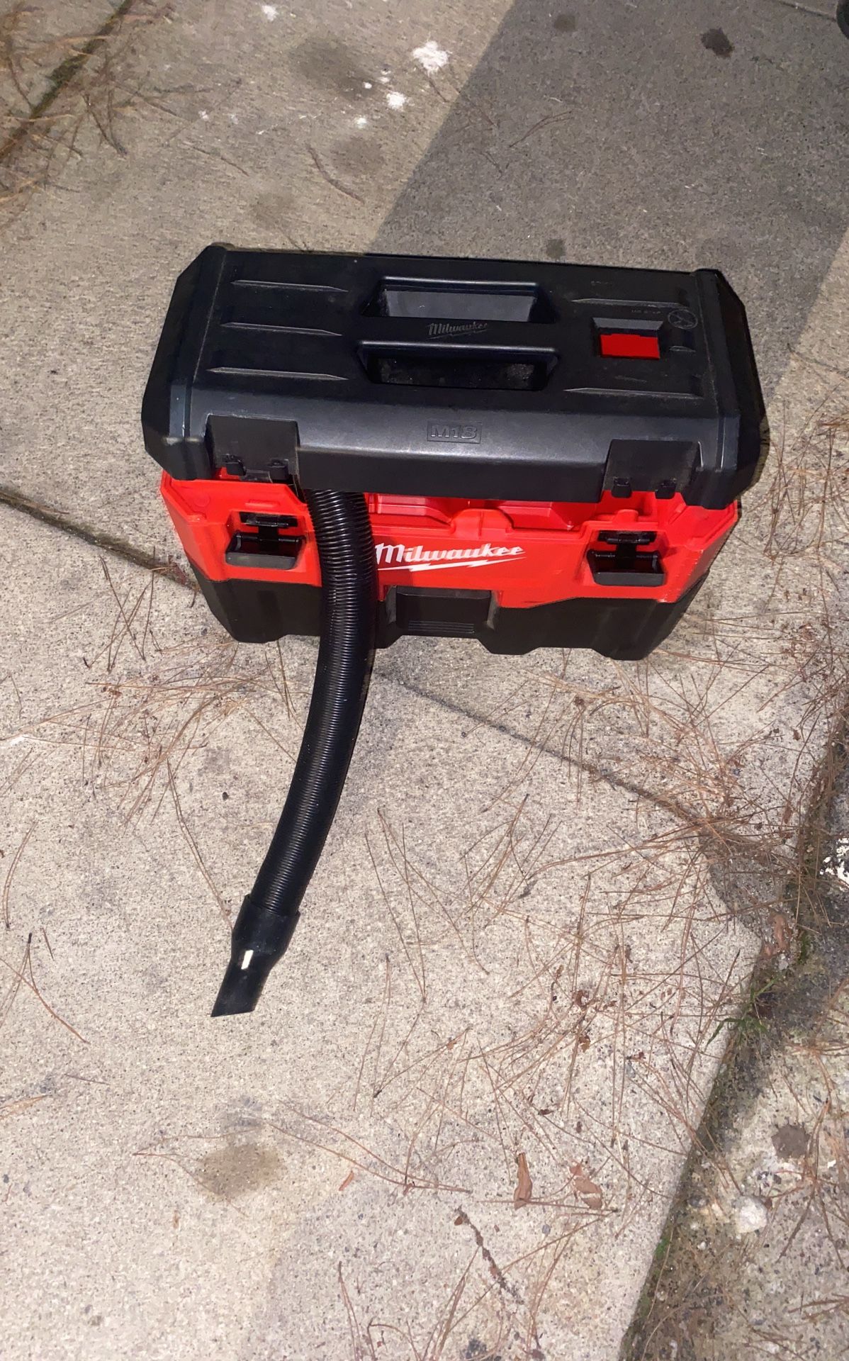 Milwaukee Vacume With Battery