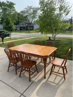 Traditional solid Oak Dining Room Set –Table and Six Chairs. Like new