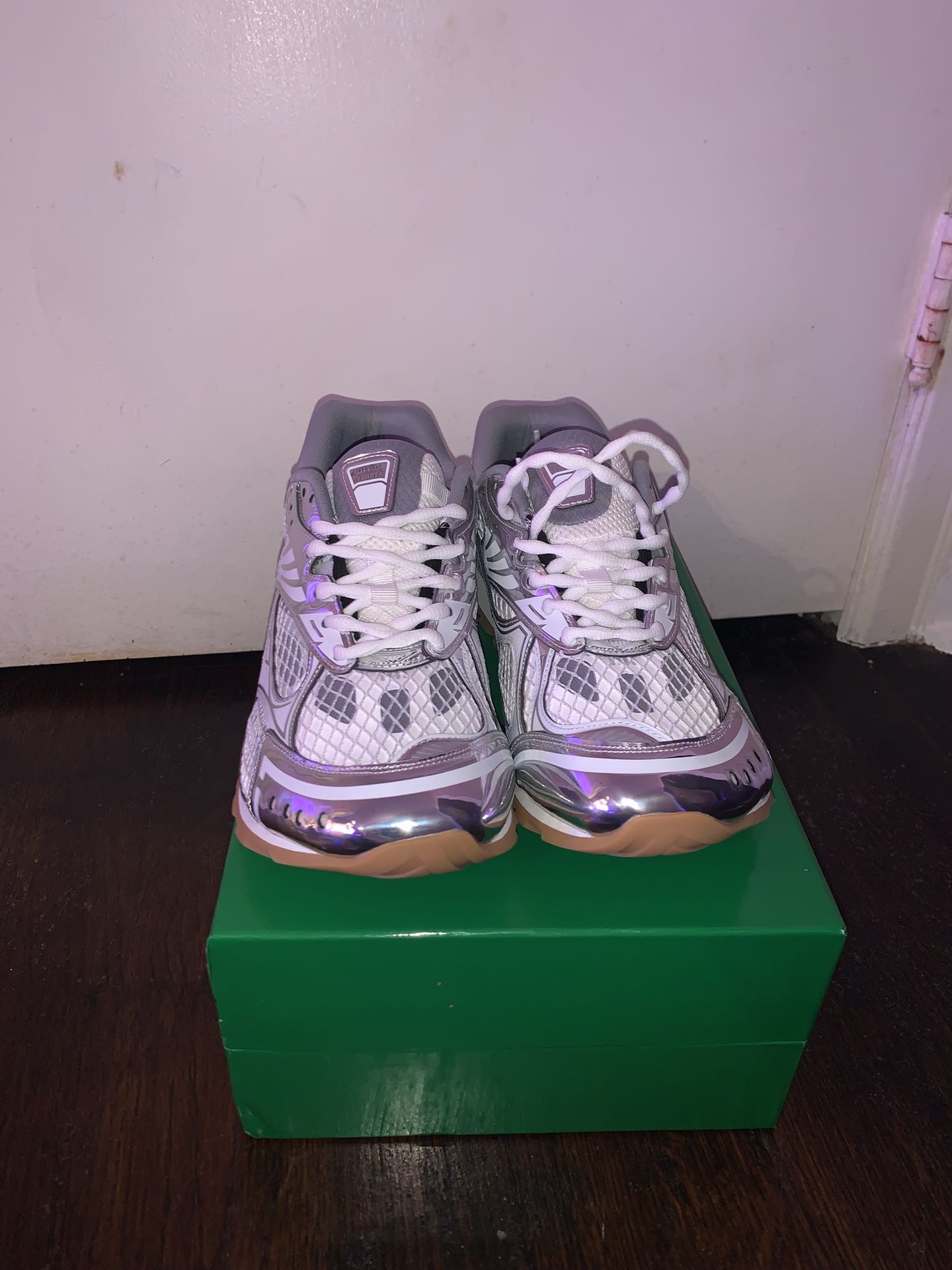 Silver Bottega Veneta Orbit ( size 9)