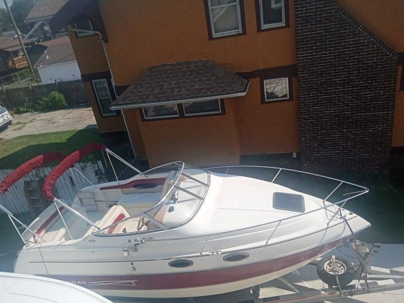 1999 STINGRAY CABIN CRUISER.