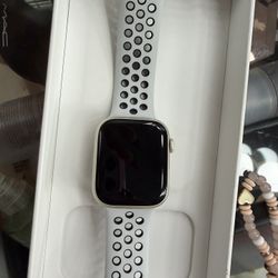 Apple Watch Starlight Series 7 Nike Edition
