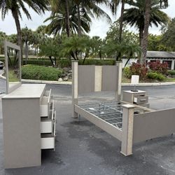 Beautiful Bedroom Set Queen Size Solid Wood Light Brown And Gold Color In Excellent Condition