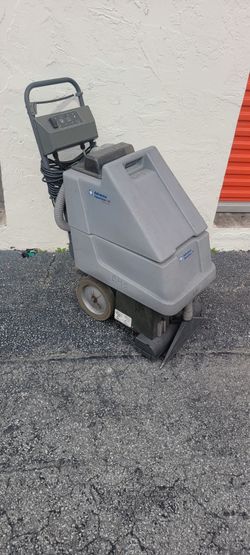 Carpet cleaning machine