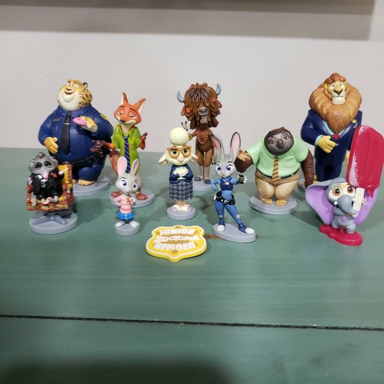 Disney Store, Zootopia, 10 Figurine Set and Badge