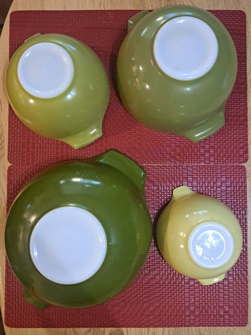 VINTAGE PYREX bowl set