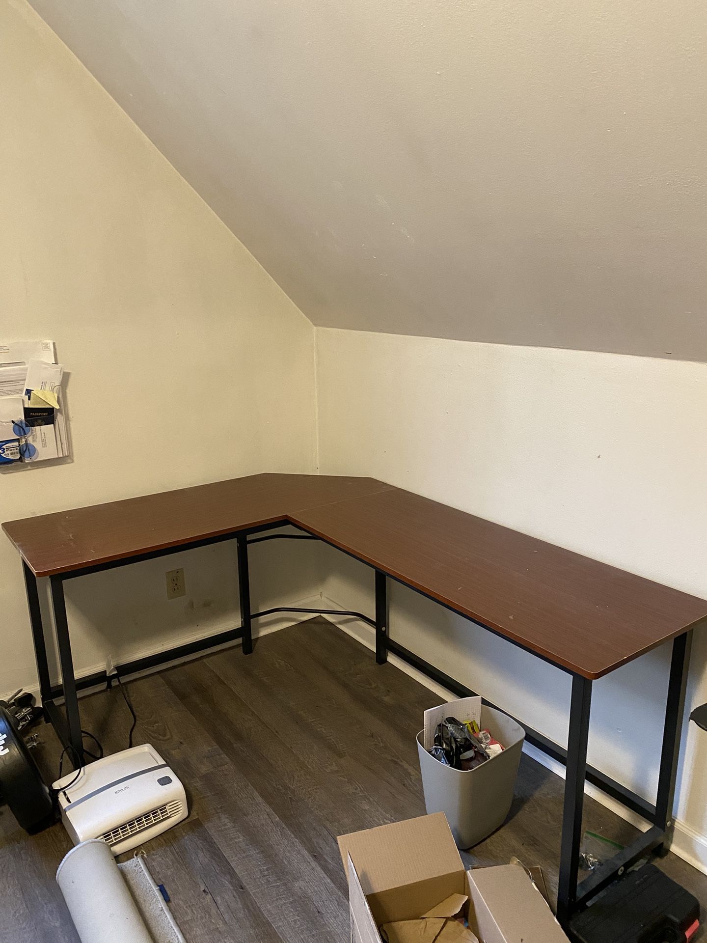 2 FREE desks