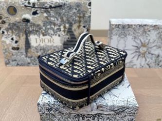 Cosmetic bag
