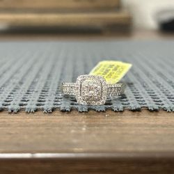 14K Gold .88 Ctw Diamond Ring 