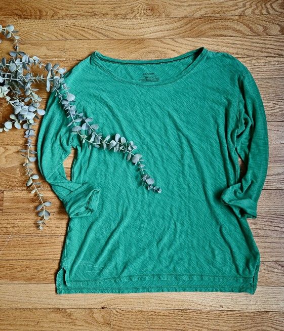 Patagonia green medium Necessity 3/4-Sleeved Shirt
Soft organic cotton Tencel lyocell blend has a smooth drape and a textured slub knit Scoop neckline