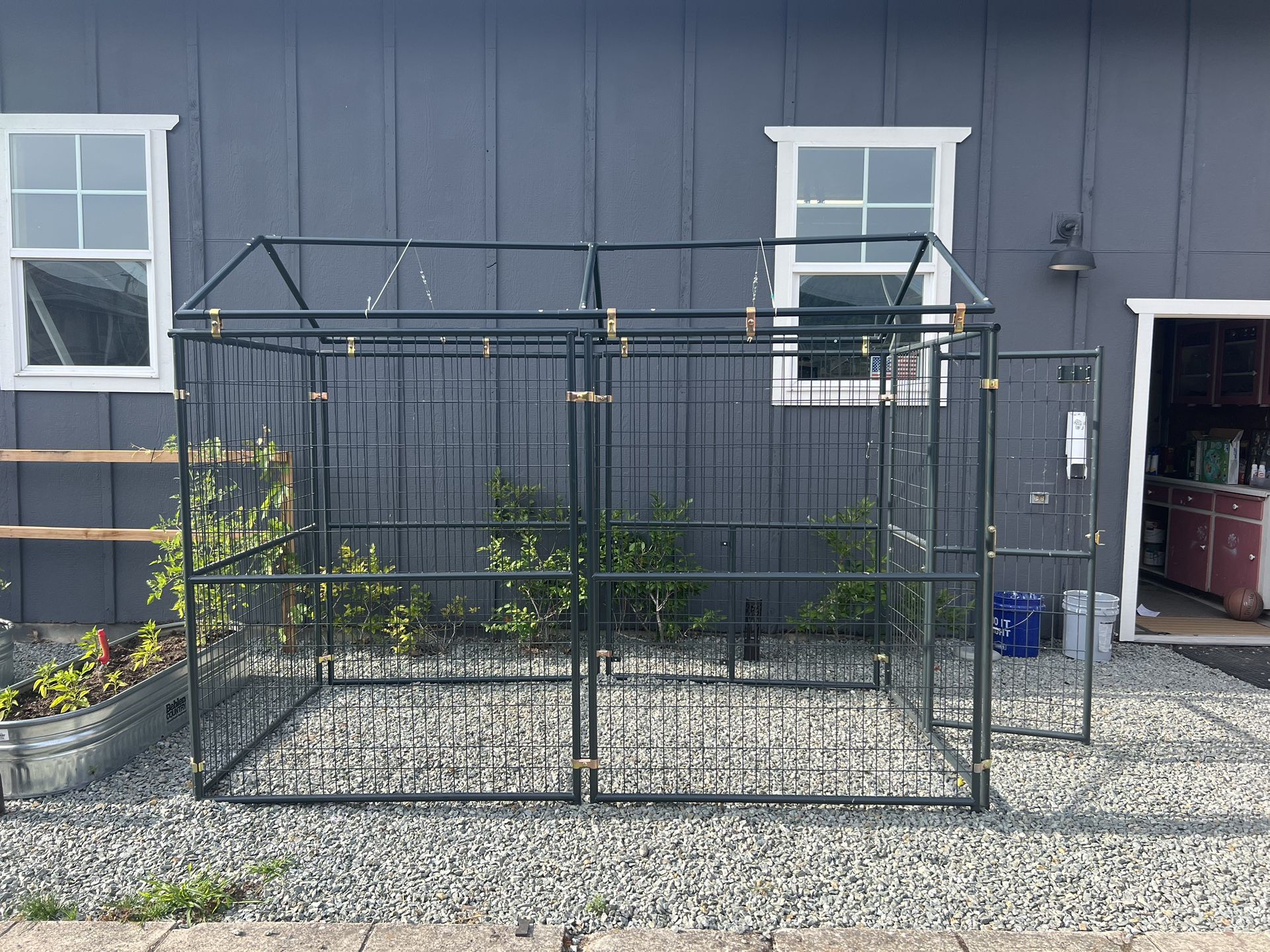Retriever 5x10 Dog Kennel With Roof And Side Panels