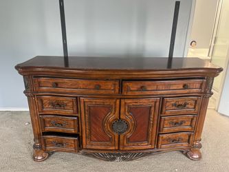 Solid wood bedroom dresser, bedside table and 2 lamps.