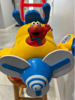 “Elmos airlines”ride on airplane