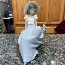 LLADRO (NAO) FIGURINE # 1042 Girl Listening To Songs Of Birds.  Preowned Excellent Condition 