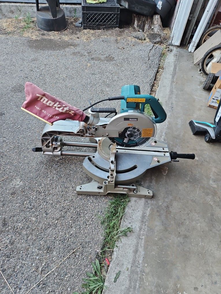 Makita Saw 10-inch 