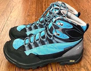 MERU HIKING BOOTS