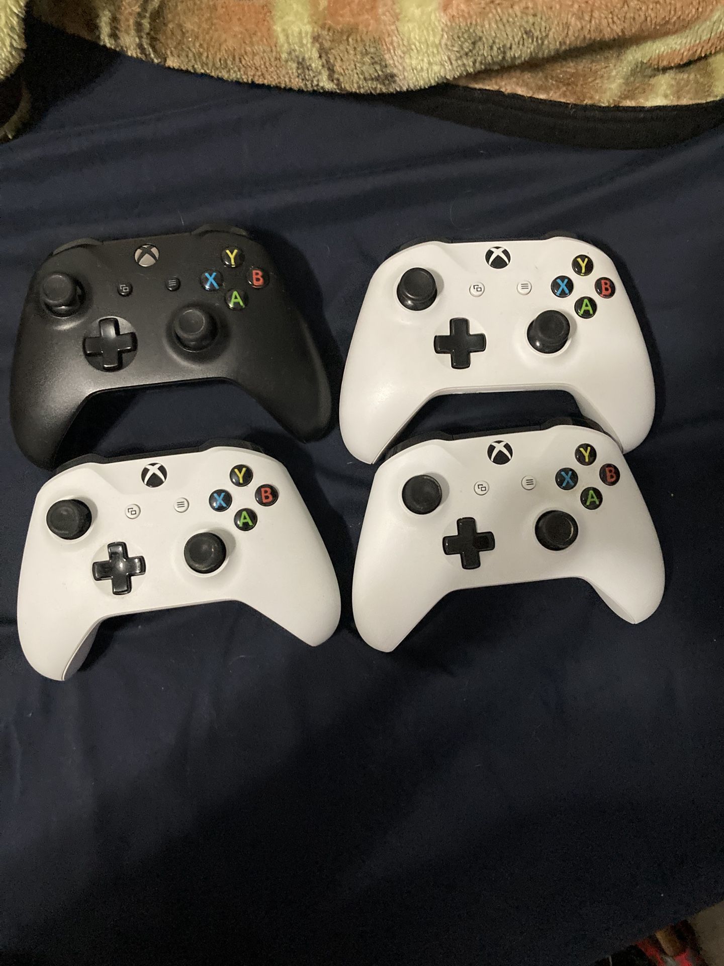 4 Xbox One Controllers (see Description)