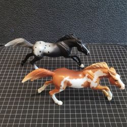 Breyer Chestnut Pinto Mustang #5625 And Stablemates Running Thoroughbred #6031.