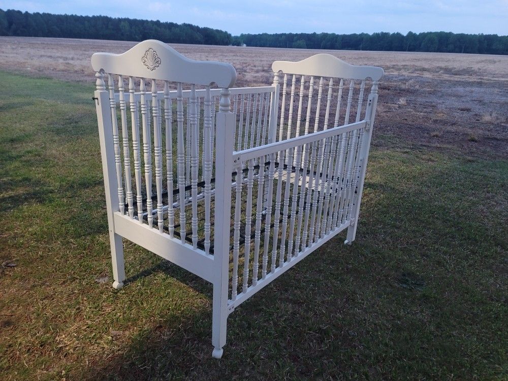 NOD-A-WAY White Baby Crib - Raise & Lower Front Side Panel - Has Wheels