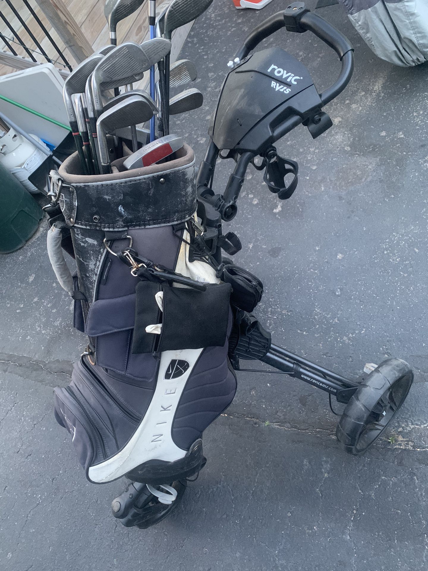 Rovic R1S Golf Caddy With Clubs