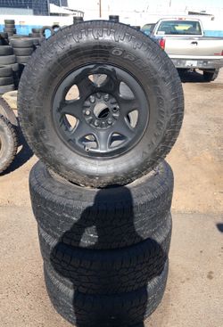Set de rin y llanta toyo usada 285/70R17