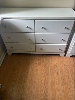 5 drawer dresser with glass mirror