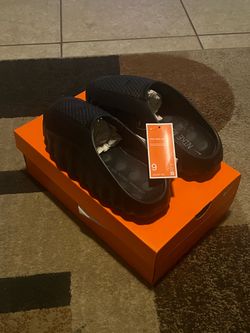 Triple Black Nike Mind slides