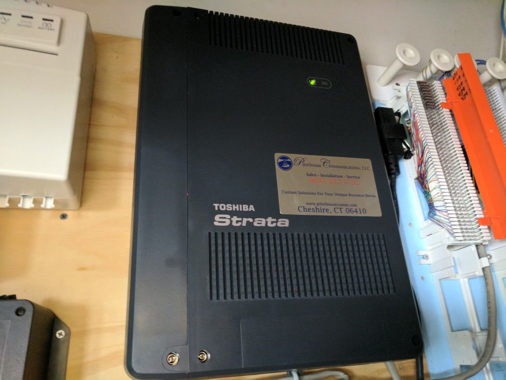 Toshiba strata cix40 phone system with voicemail, 6 phones sets